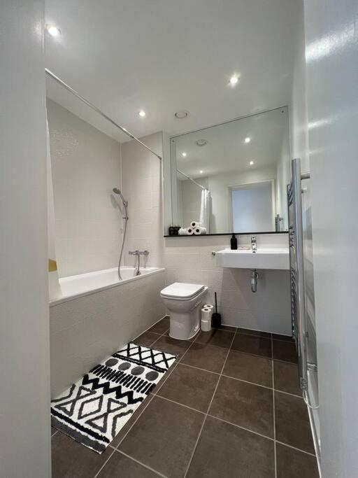 2 Bedroom Modern City Centre Bournemouth Apartment บอร์นมัธ ภายนอก รูปภาพ
